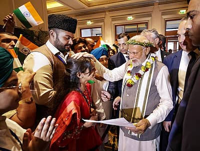 ಗ್ರೀಸ್‌ನಲ್ಲಿ ಪ್ರಧಾನಿ ನರೇಂದ್ರ ಮೋದಿ ಅವರನ್ನು ಭಾರತೀಯ ಸಮುದಾಯದವರು ಆತ್ಮೀಯವಾಗಿ ಬರಮಾಡಿಕೊಂಡರು. 