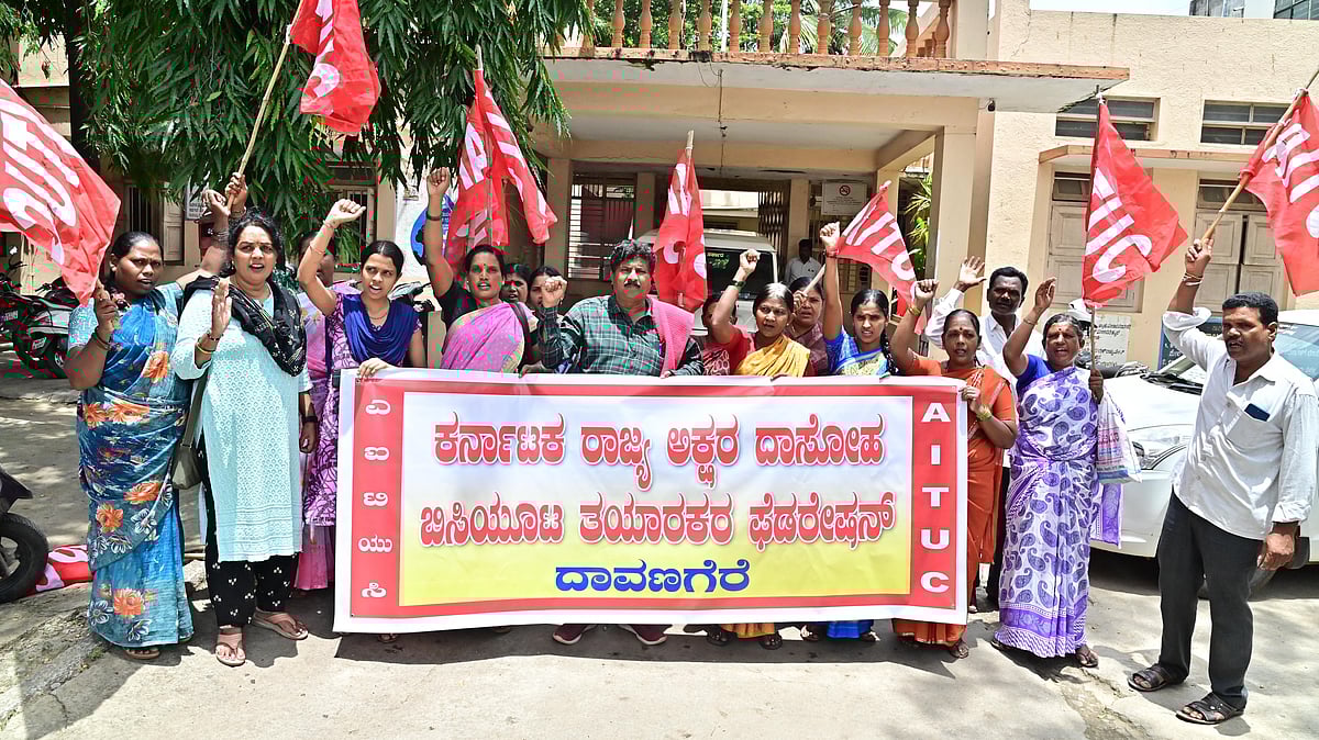 ದಾವಣಗೆರೆ | ಗೌರವ ಧನ ಬಿಡುಗಡೆಗೆ ಆಗ್ರಹಿಸಿ ಪ್ರತಿಭಟನೆ