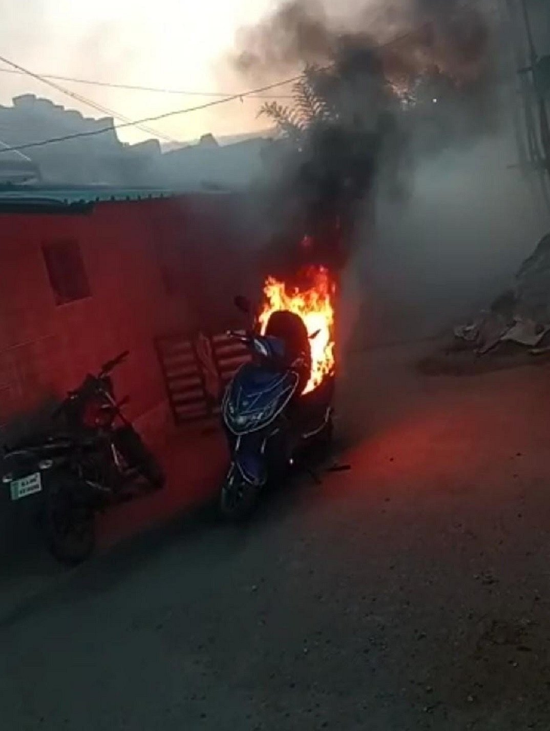 ಚಾಮರಾಜನಗರ | ಬ್ಯಾಟರಿಯಲ್ಲಿ ಬೆಂಕಿ; ಹೊತ್ತಿ ಉರಿದ ಇ– ಸ್ಕೂಟರ್