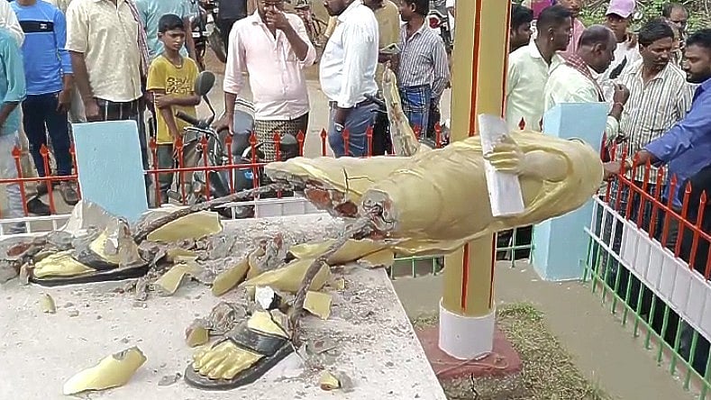 ಹೊಳೆಹೊನ್ನೂರು | ಗಾಂಧಿ ಪ್ರತಿಮೆಗೆ ಹಾನಿ, ಉದ್ವಿಗ್ನ ಸ್ಥಿತಿ: ಹೆದ್ದಾರಿ ತಡೆ