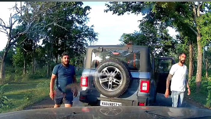 ಬಂಡೀಪುರ ಹೆದ್ದಾರಿಯಲ್ಲಿ ವಾಹನ ಅಡ್ಡಗಟ್ಟಿ ಬೆದರಿಕೆ: ಪ್ರಕರಣ ದಾಖಲು