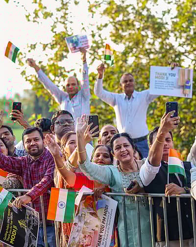 ಗ್ರೀಸ್‌ನಲ್ಲಿ ಪ್ರಧಾನಿ ನರೇಂದ್ರ ಮೋದಿ ಅವರನ್ನು ಭಾರತೀಯ ಸಮುದಾಯದವರು ಆತ್ಮೀಯವಾಗಿ ಬರಮಾಡಿಕೊಂಡರು. 