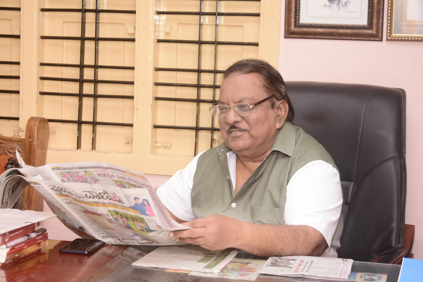 ‘ಪ್ರಜಾವಾಣಿ’ ಓದಿನಲ್ಲಿ ಮಗ್ನರಾಗಿರುವ ಕಾದಂಬರಿಕಾರ ಬಿ.ಎಲ್.ವೇಣು