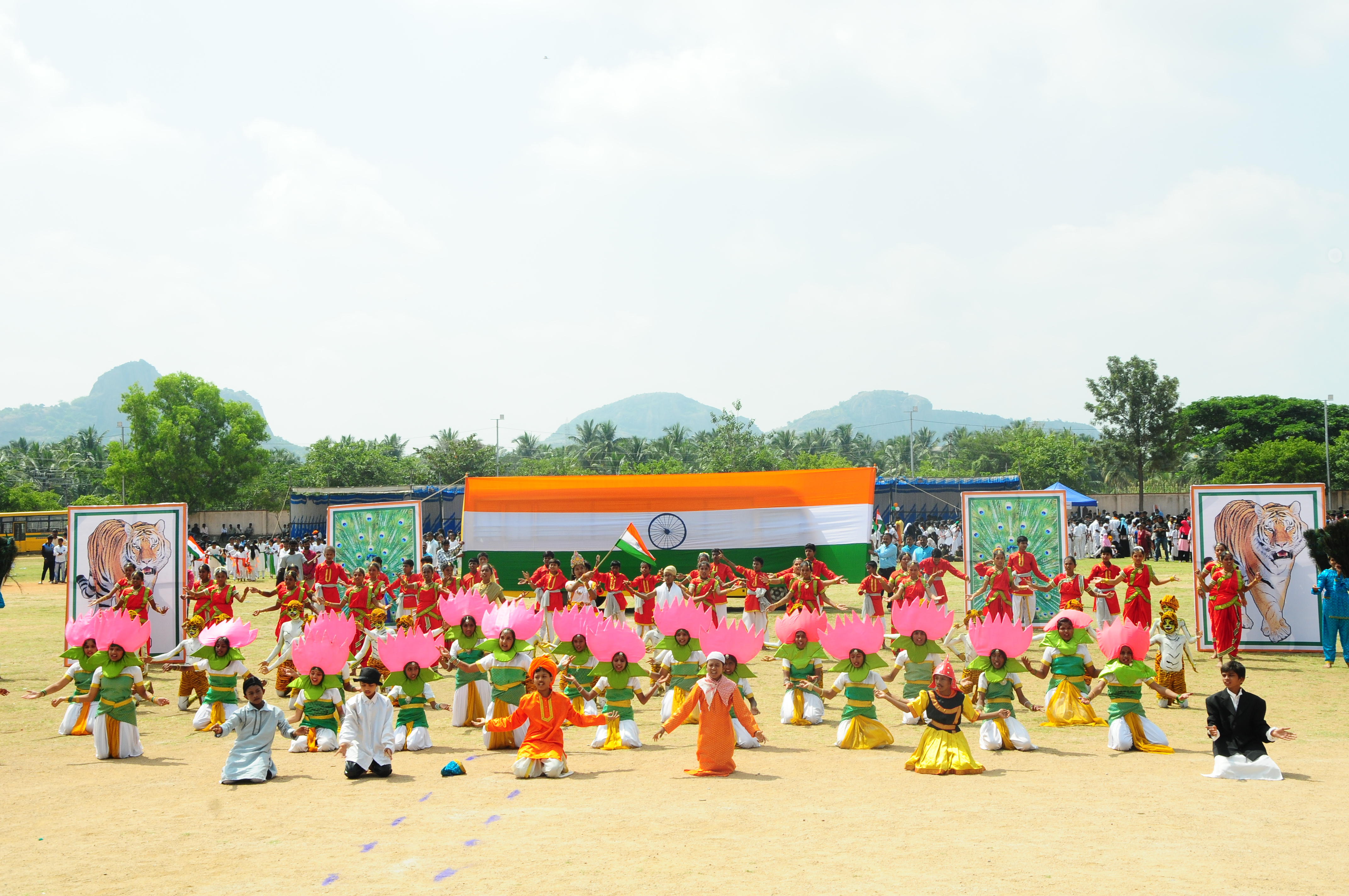 ಕಾರ್ಯಕ್ರಮದಲ್ಲಿ ವಿದ್ಯಾರ್ಥಿಗಳು ನಡೆಸಿಕೊಟ್ಟ ನೃತ್ಯ ಕಾರ್ಯಕ್ರಮ ಎಲ್ಲರ ಗಮನ ಸೆಳೆಯಿತು