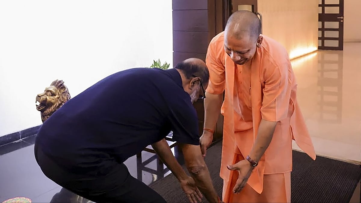 ಯೋಗಿ ಆದಿತ್ಯನಾಥ ಪಾದ ಮುಟ್ಟಿ ನಮಸ್ಕಾರ: ವಿವಾದಕ್ಕೀಡಾದ ರಜನಿಕಾಂತ್ ನಡೆ