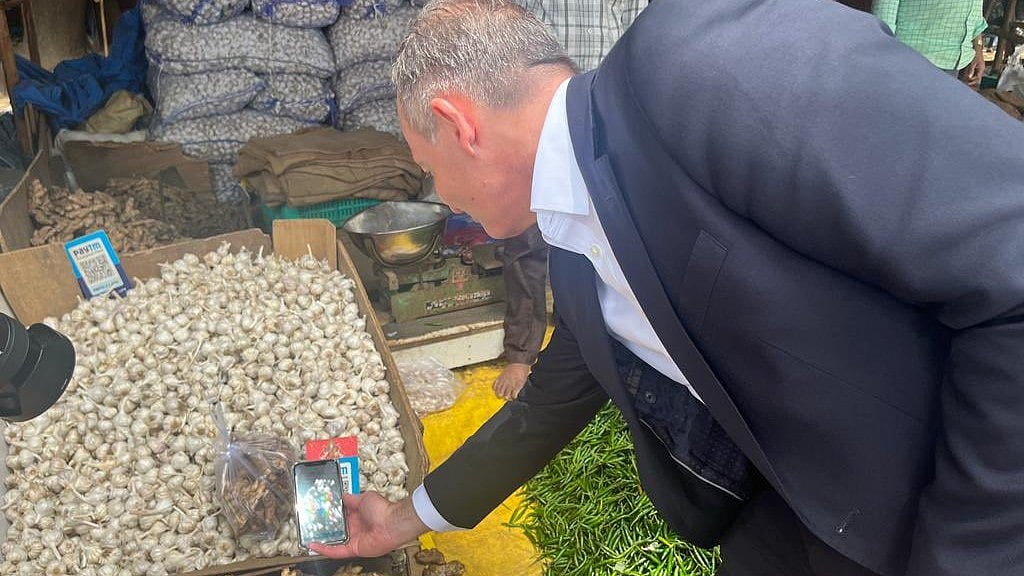 ಬೆಂಗಳೂರು: ತರಕಾರಿ ಮಾರುಕಟ್ಟೆಯಲ್ಲಿ UPI ಮೂಲಕ ಹಣ ಪಾವತಿಸಿದ ಜರ್ಮನ್‌ ಸಚಿವ