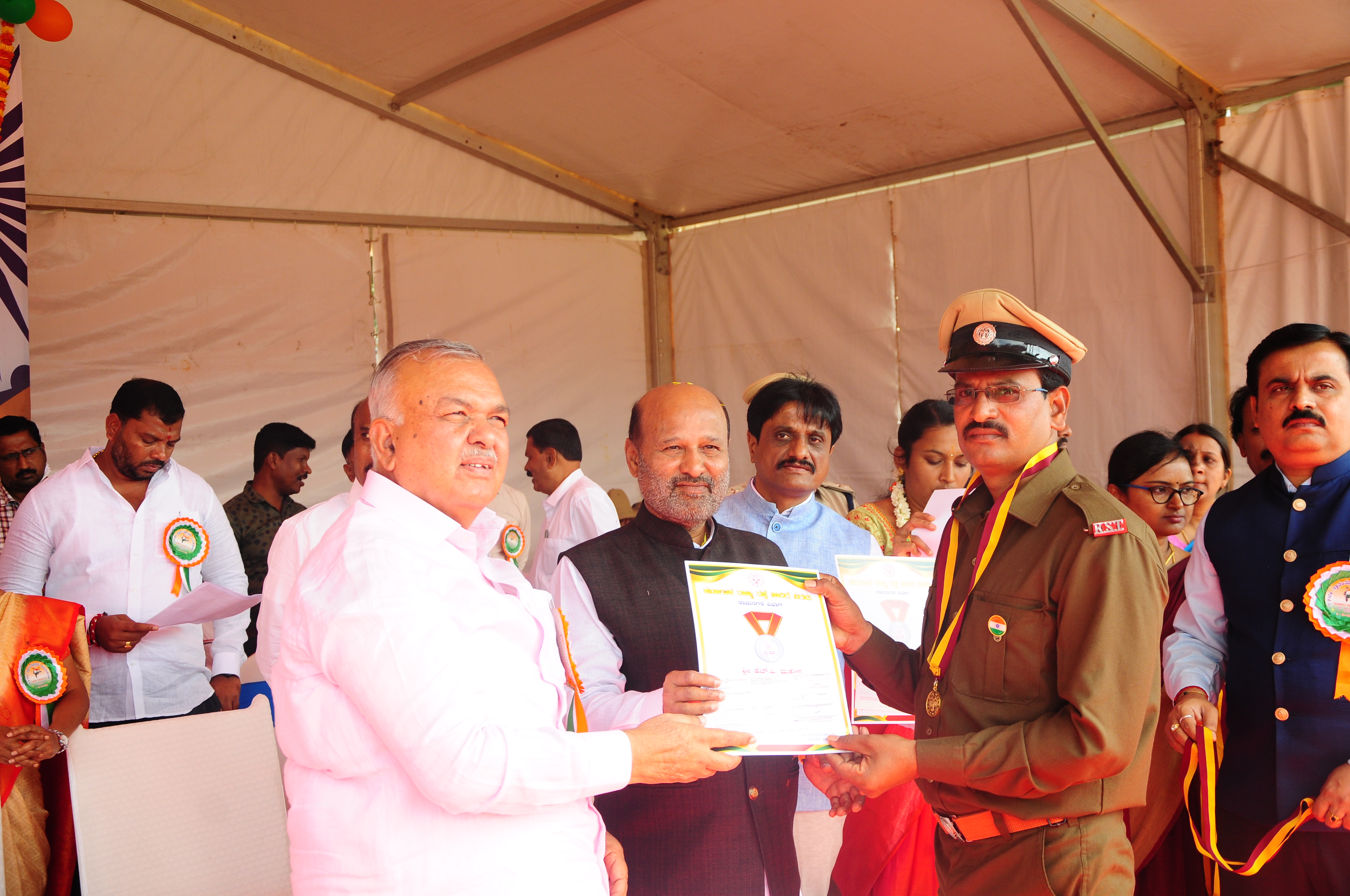 ಅತ್ಯುತ್ತಮ ಸೇವೆ ಸಲ್ಲಿಸಿದ ಕೆಎಸ್‌ಆರ್‌ಟಿಸಿ ಚಾಲಕರಿಗೆ ಸಚಿವ ರಾಮಲಿಂಗಾ ರೆಡ್ಡಿ ಮತ್ತು ಶಾಸಕ ಎಚ್‌.ಎ.ಇಕ್ಬಾಲ್ ಹುಸೇನ್ ಬೆಳ್ಳಿ ಪದಕ ನೀಡಿದರು. ವಿಭಾಗೀಯ ನಿಯಂತ್ರಣಾಧಿಕಾರಿ ಜಗದೀಶ್ ಇದ್ದಾರೆ