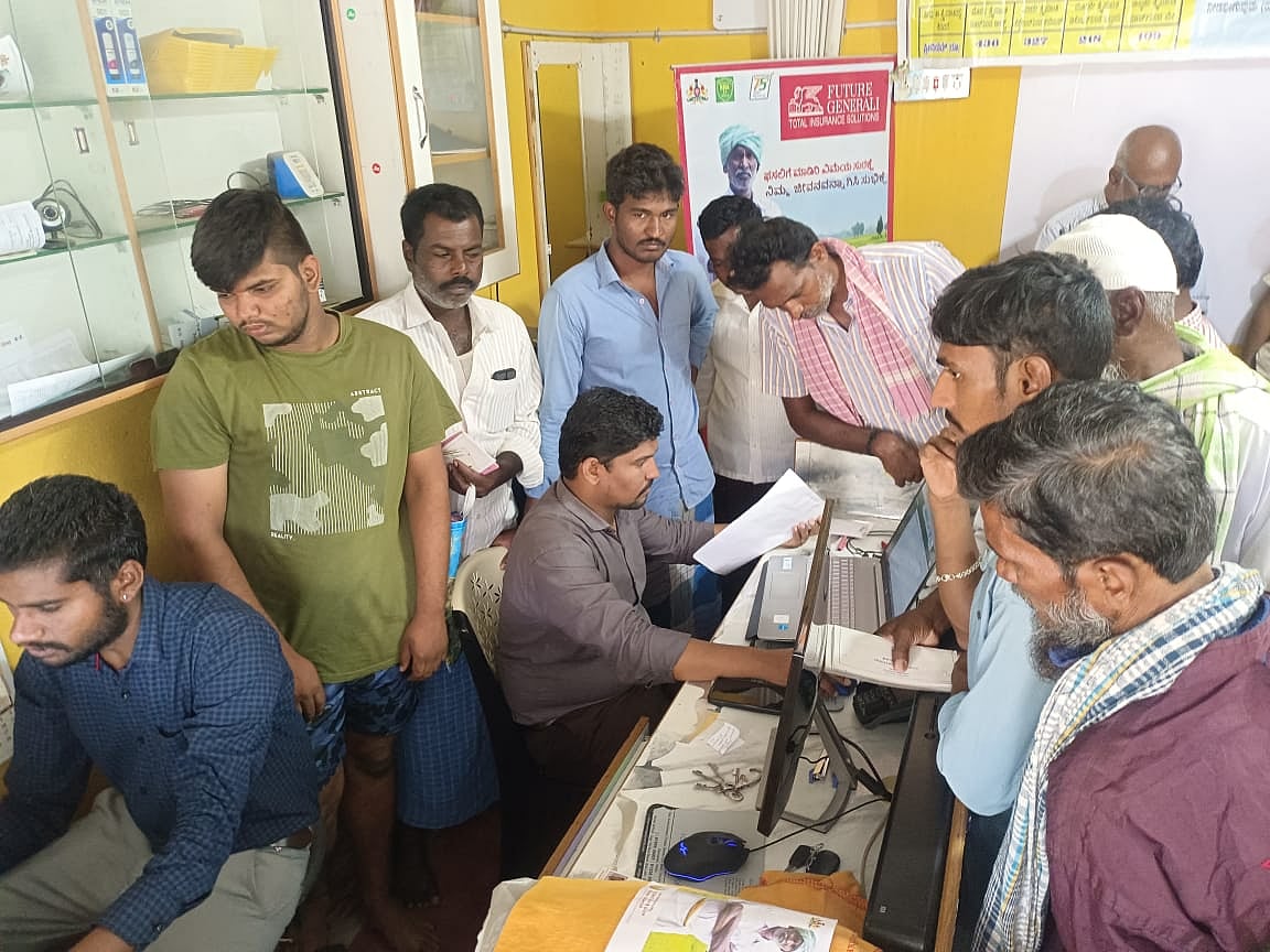 ಬೆಳೆ ವಿಮೆ ನೋಂದಣಿಗೆ ರೈತರ ನಿರಾಸಕ್ತಿ ...