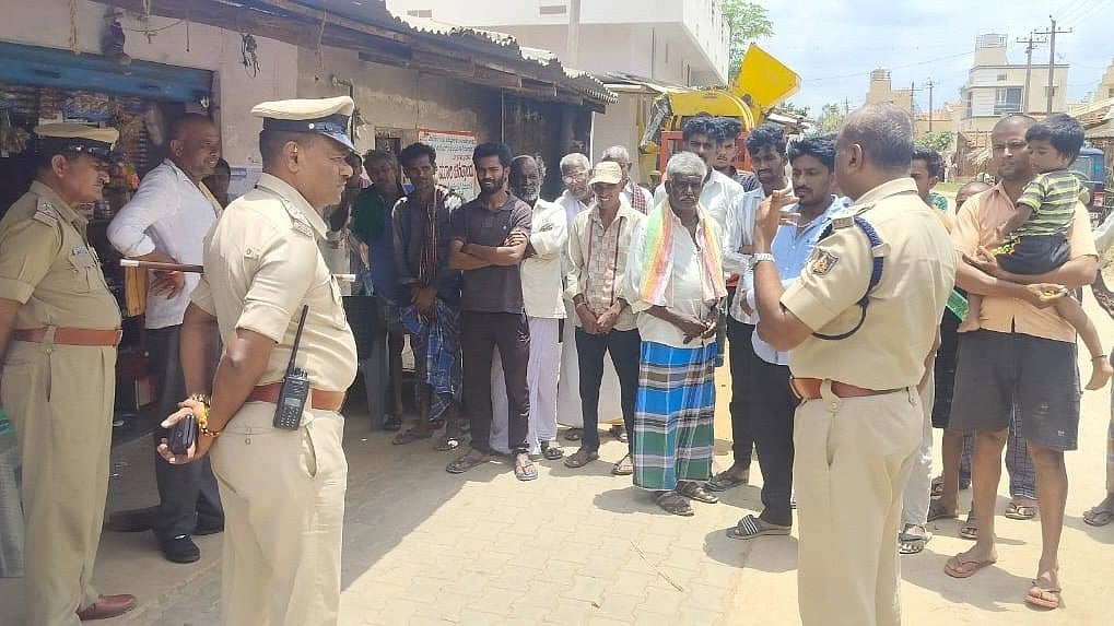 ಮಳವಳ್ಳಿ | ಕಾರದ ಪುಡಿ ಎರಚಿ ಸರ ಅಪಹರಣ