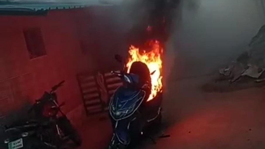 ಬ್ಯಾಟರಿಯಲ್ಲಿ ಬೆಂಕಿ: ಹೊತ್ತಿ ಉರಿದ ಎಲೆಕ್ಟ್ರಿಕ್ ಸ್ಕೂಟರ್