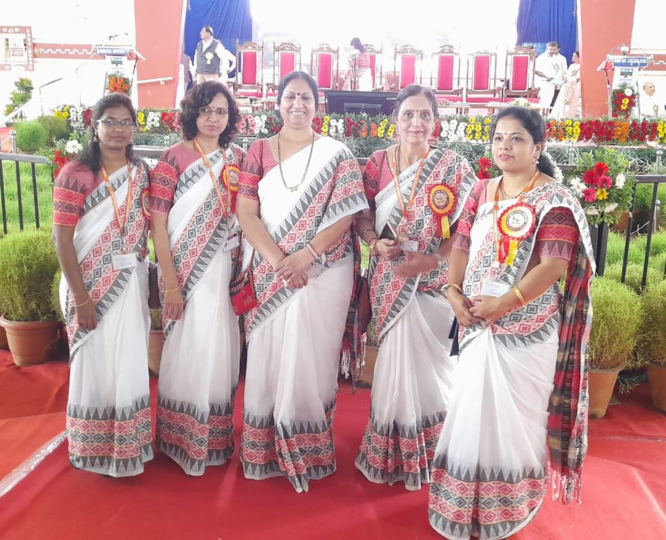 ಖಾದಿ ಸೀರೆಯಲ್ಲಿ ಮಹಿಳೆಯರು