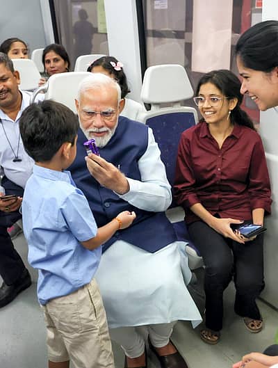 ದೆಹಲಿ ಮೆಟ್ರೊದಲ್ಲಿ ಮೋದಿ– ಸಿಬ್ಬಂದಿ, ಪ್ರಯಾಣಿಕರ ಜೊತೆ ಸಂವಾದ