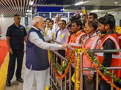 ದೆಹಲಿ ಮೆಟ್ರೊದಲ್ಲಿ ಮೋದಿ– ಸಿಬ್ಬಂದಿ, ಪ್ರಯಾಣಿಕರ ಜೊತೆ ಸಂವಾದ