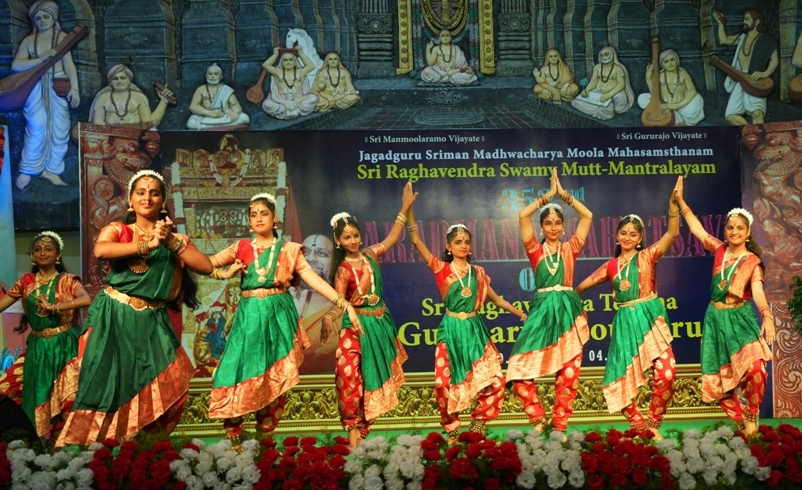 ಮಂತ್ರಾಲಯ ಮಠದ ಆವರಣದಲ್ಲಿ ನಡೆದ ಸಾಂಸ್ಕೃತಿಕ ಕಾರ್ಯಕ್ರಮದಲ್ಲಿ ನೃತ್ಯ ಪ್ರದರ್ಶಿಸಿದ ಕಲಾವಿದರು