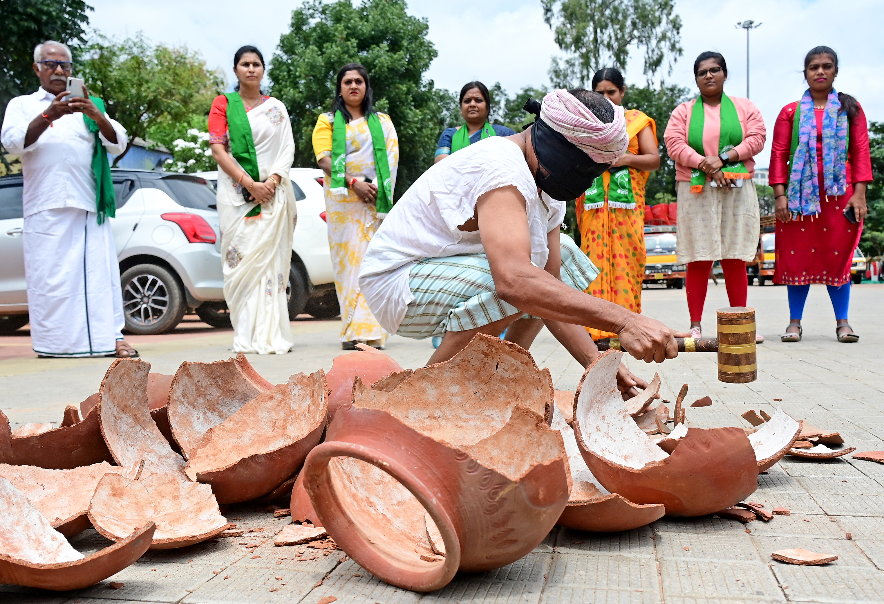 ತಮಿಳುನಾಡಿಗೆ ಕಾವೇರಿ ನೀರು ಹರಿಸಿರುವುದನ್ನು ವಿರೋಧಿಸಿ ಭಾರತೀಯ ಕಿಸಾನ್ ಸಂಘದ ಸದಸ್ಯರು ಮಡಿಕೆ ಒಡೆದು ಸ್ವಾತಂತ್ರ್ಯ ಉದ್ಯಾನವನದಲ್ಲಿ ಗುರುವಾರ ಪ್ರತಿಭಟನೆ ನಡೆಸಿದರು -ಪ್ರಜಾವಾಣಿ ಚಿತ್ರ