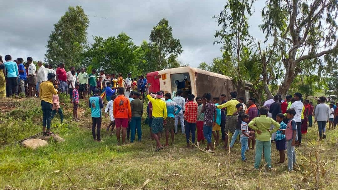 ಬಳ್ಳಾರಿ | ಬಸ್ ಅಪಘಾತ: ಶಾಲಾ ಮಕ್ಕಳು ಸೇರಿದಂತೆ 40 ಜನರಿಗೆ ಗಾಯ