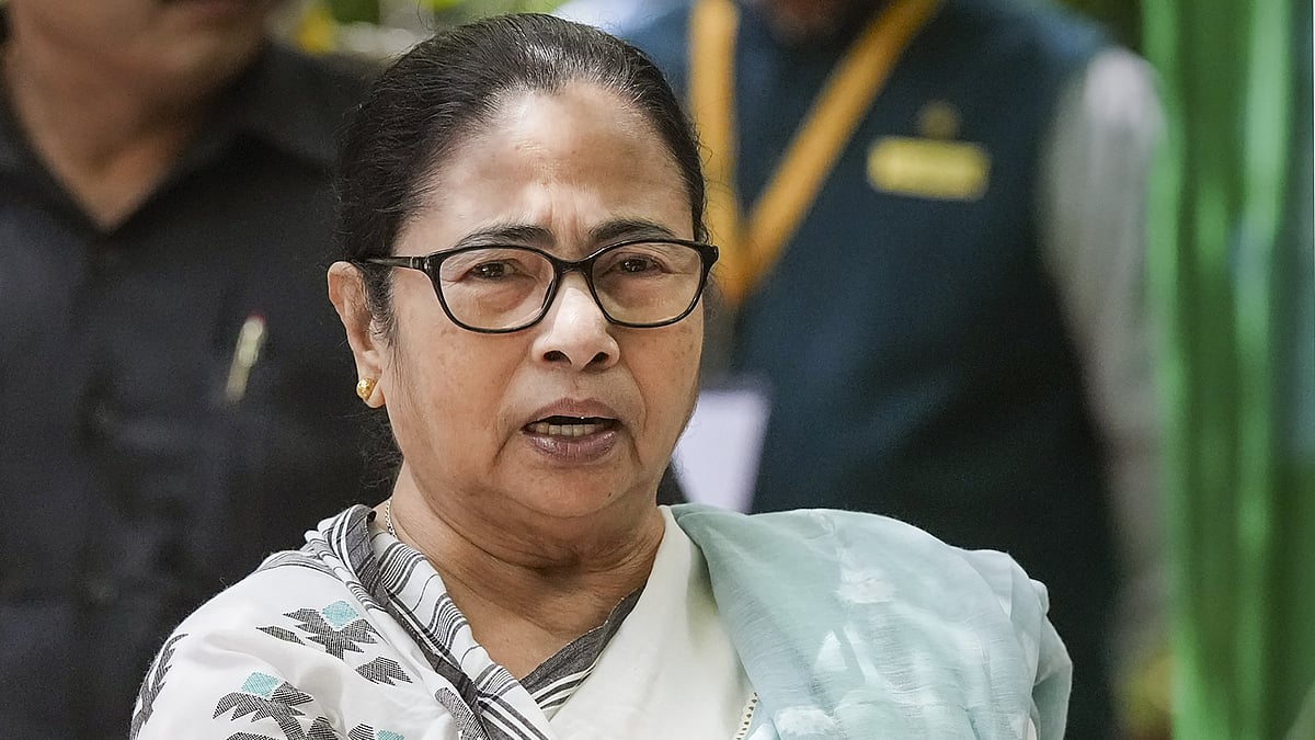 ರಾಷ್ಟ್ರಗೀತೆಯಂತೆ ನಾಡಗೀತೆಗೂ ಎದ್ದು ನಿಂತು ಗೌರವ ಕೊಡಿ: ಮಮತಾ ಬ್ಯಾನರ್ಜಿ