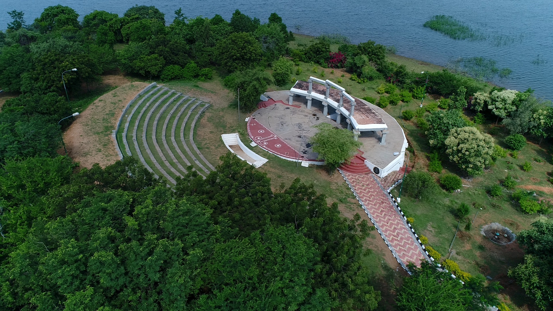 ವಿದ್ಯಾರಣ್ಯ ಕ್ಯಾಂಪಸ್‌ನಲ್ಲಿರುವ ಬಯಲು ರಂಗಮಂದಿರ