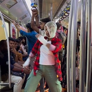 ಜವಾನ್ ಚಿತ್ರದ Beqarar ಹಾಡಿಗೆ ಶಾರುಕ್ ರೀತಿ ಮೆಟ್ರೊದಲ್ಲಿ ನೃತ್ಯ ಮಾಡಿದ ಯುವತಿ