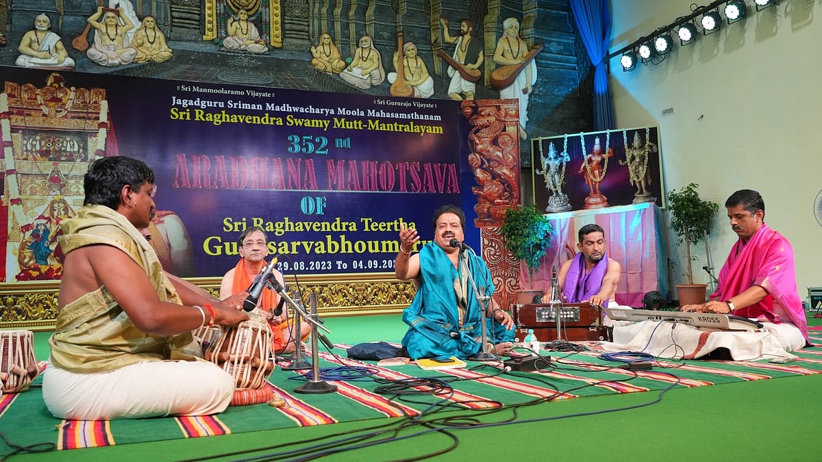 ಮಂತ್ರಾಲಯದಲ್ಲಿ ಗಮನ ಸೆಳೆದ ಶೇಷಗಿರಿದಾಸ್  ಅವರ ದಾಸವಾಣಿ