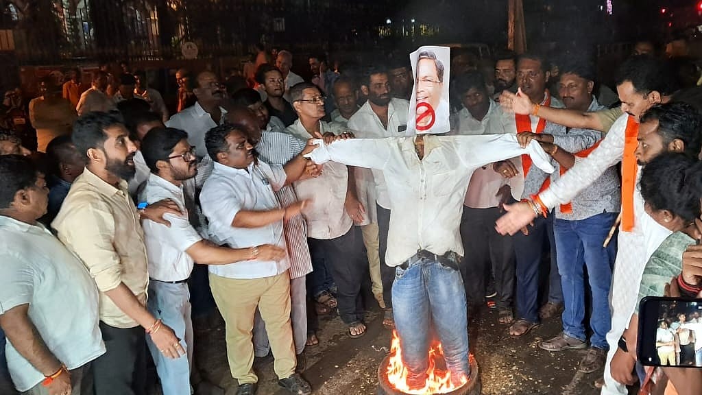 ಹುಬ್ಬಳ್ಳಿ ಈದ್ಗಾ ಮೈದಾನದಲ್ಲಿ ಗಣೇಶೋತ್ಸವ ಅನುಮತಿಗೆ ವಿಳಂಬ: CM ಪ್ರತಿಕೃತಿ ದಹನ