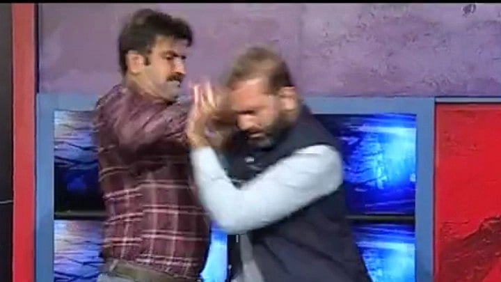 ಟಿ.ವಿ ನೇರಪ್ರಸಾರದ ವೇಳೆ ಪಾಕಿಸ್ತಾನ ರಾಜಕೀಯ ಪಕ್ಷದ ಪ್ರತಿನಿಧಿಗಳ ಹೊಡೆದಾಟ