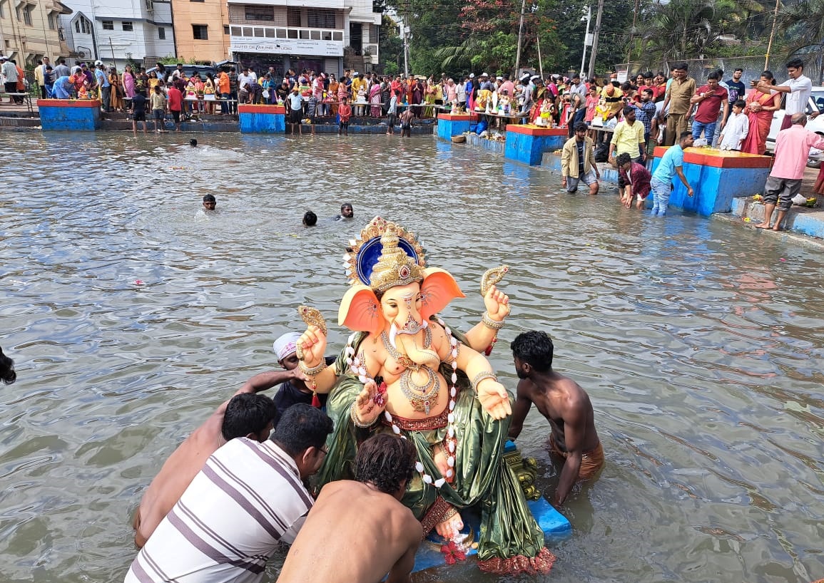 ಬೆಳಗಾವಿಯ ಕಪಿಲೇಶ್ವರ ಹೊಂಡದಲ್ಲಿ ಗುರುವಾರ ಜನರು ಗಣೇಶನ ಮೂರ್ತಿ ವಿಸರ್ಜನೆ ಮಾಡಿದರು / ಪ್ರಜಾವಾಣಿ ಚಿತ್ರ