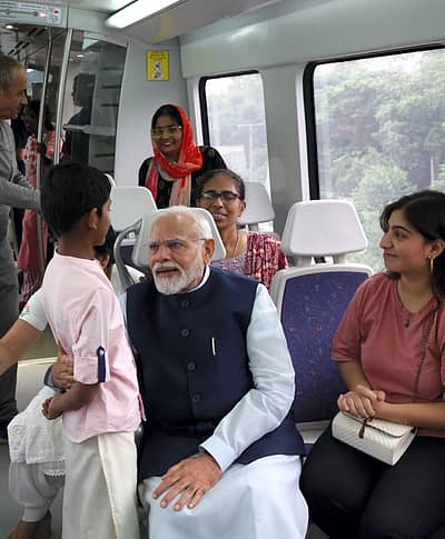 ದೆಹಲಿ ಮೆಟ್ರೊದಲ್ಲಿ ಮೋದಿ– ಸಿಬ್ಬಂದಿ, ಪ್ರಯಾಣಿಕರ ಜೊತೆ ಸಂವಾದ