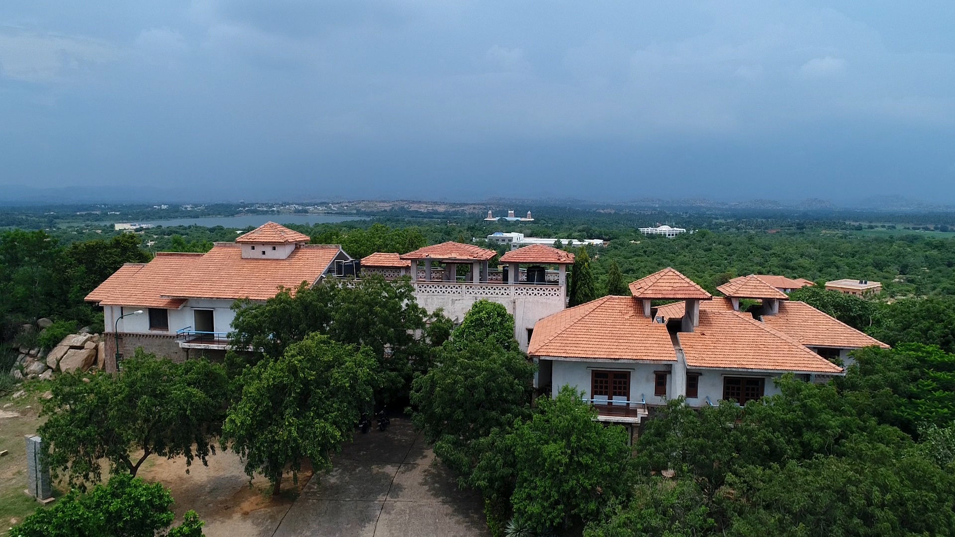 ಹಂಪಿ ವಿಶ್ವವಿದ್ಯಾಲಯದ ಆಕರ್ಷಕ ಕಟ್ಟಡಗಳು
