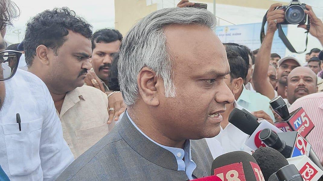 ಅಸ್ತಿತ್ವಕ್ಕಾಗಿ BJP ನಾಯಕರ ಕಾಲಿಗೆ ಬಿದ್ದ ಕುಮಾರಸ್ವಾಮಿ: ಪ್ರಿಯಾಂಕ್ ಖರ್ಗೆ