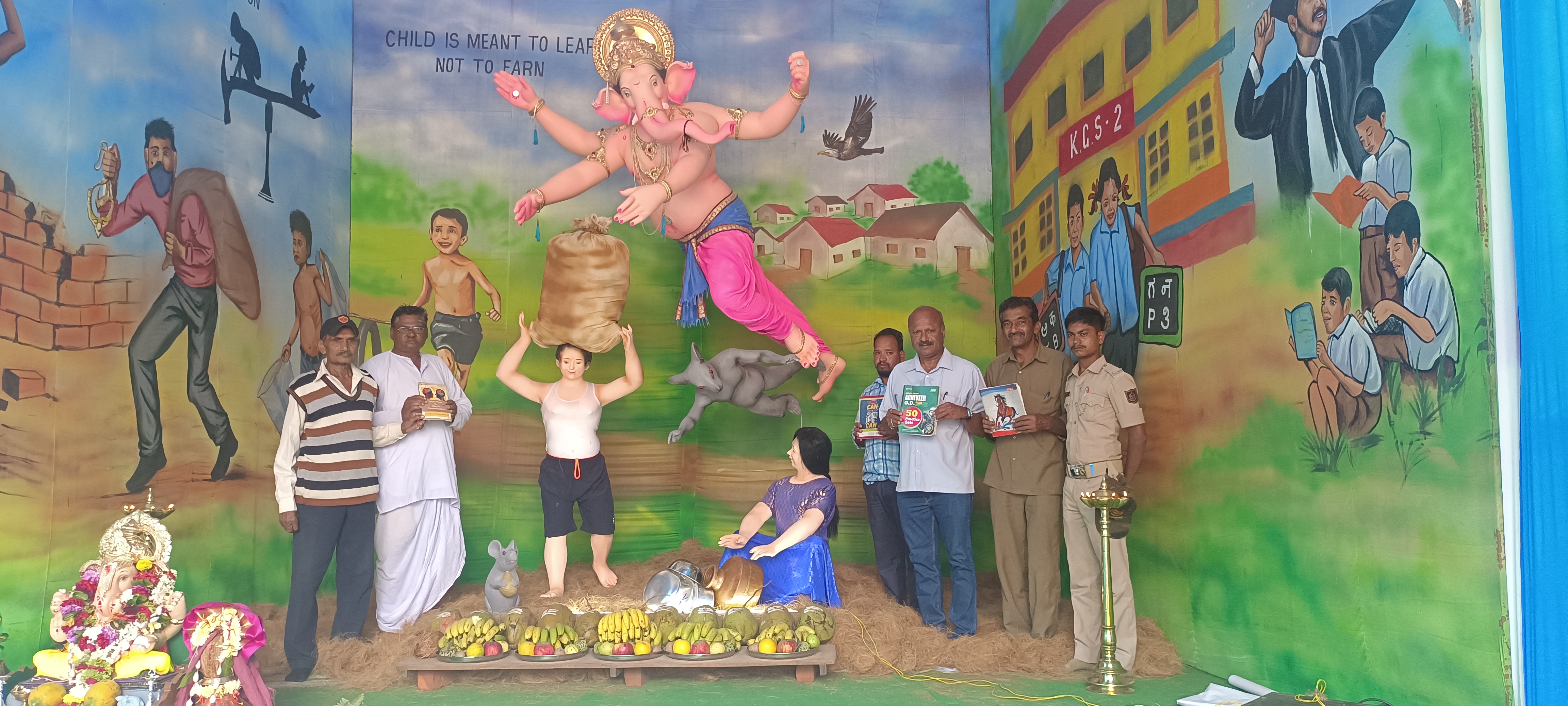 ಬೆಳಗಾವಿಯ ಕುಲಕರ್ಣಿ ಗಲ್ಲಿಯಲ್ಲಿ  ಸಾರ್ವಜನಿಕ ಗಣೇಶೋತ್ಸವ ಮಂಡಳಿ ಸದಸ್ಯರು ಶಿಕ್ಷಣದ ಮಹತ್ವ ಸಾರಿದರು– ಪ್ರಜಾವಾಣಿ ಚಿತ್ರ