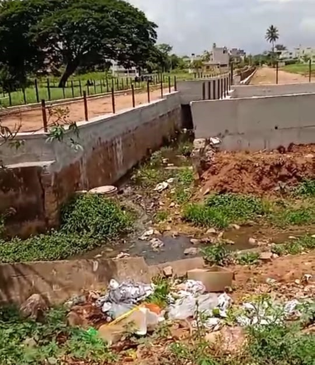 ಕೆಇಬಿ ಜಂಕ್ಷನ್‌ನ ಆಚಾರ್ಯ ಶಾಲೆ ಬಳಿಯ ರಾಜಕಾಲುವೆ ಮಧ್ಯದಲ್ಲಿ ಹಾದುಹೋಗಿರುವ ಒಳಚರಂಡಿ ಮ್ಯಾನ್‌ಹೋಲ್‌ ಉಕ್ಕುತ್ತಿರುವುದು.