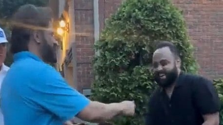 Video | ಅಭಿಮಾನಿಗಳ ಬಳಿ ಚಾಕೋಲೆಟ್ ಕೇಳಿದ ಧೋನಿ