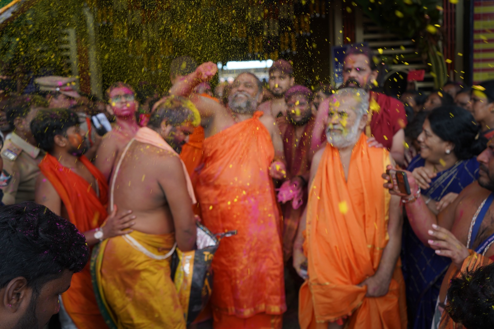 ಮಂತ್ರಾಲಯದಲ್ಲಿ ಶ್ರೀಗಳು ಮಠದ ಭಕ್ತರು ಪಂಡಿತ ವಿದ್ವಾಂಸರಿಗೆ ಗುಲಾಲು ಎರಚುವ ಮೂಲಕ ಓಕುಳಿ ಆಡಿದರು