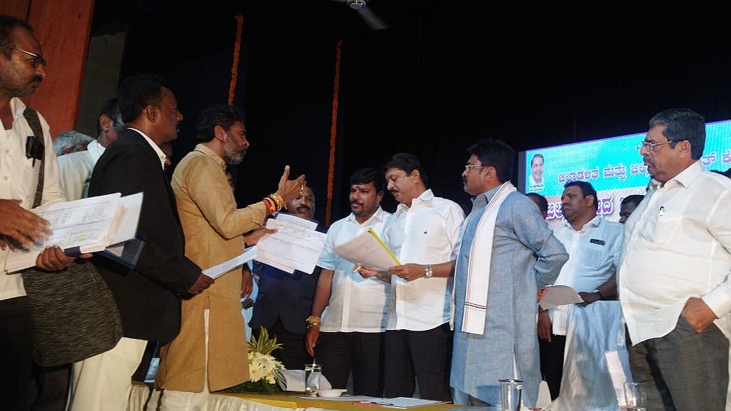 ಕೋಲಾರ: ವೇದಿಕೆ ಮೇಲೆ ಬಡಿದಾಡಲು ಮುಂದಾದ ಶಾಸಕ ನಾರಾಯಣಸ್ವಾಮಿ –ಸಂಸದ ಮುನಿಸ್ವಾಮಿ