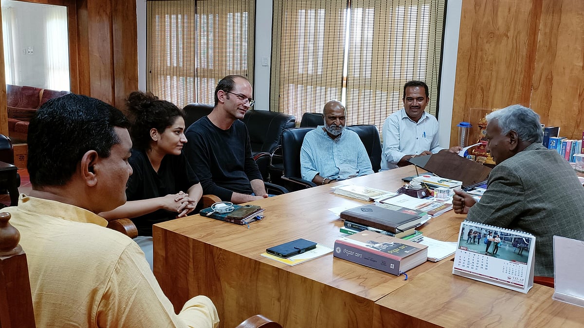 ಶಿಗ್ಗಾವಿ | ಜಾನಪದ ವಿವಿಗೆ ಫ್ರಾನ್ಸ್‌ ಸಂಶೋಧಕ ಮ್ಯಾಥ್ಯೂ ಸಾಲ್ ಭೇಟಿ