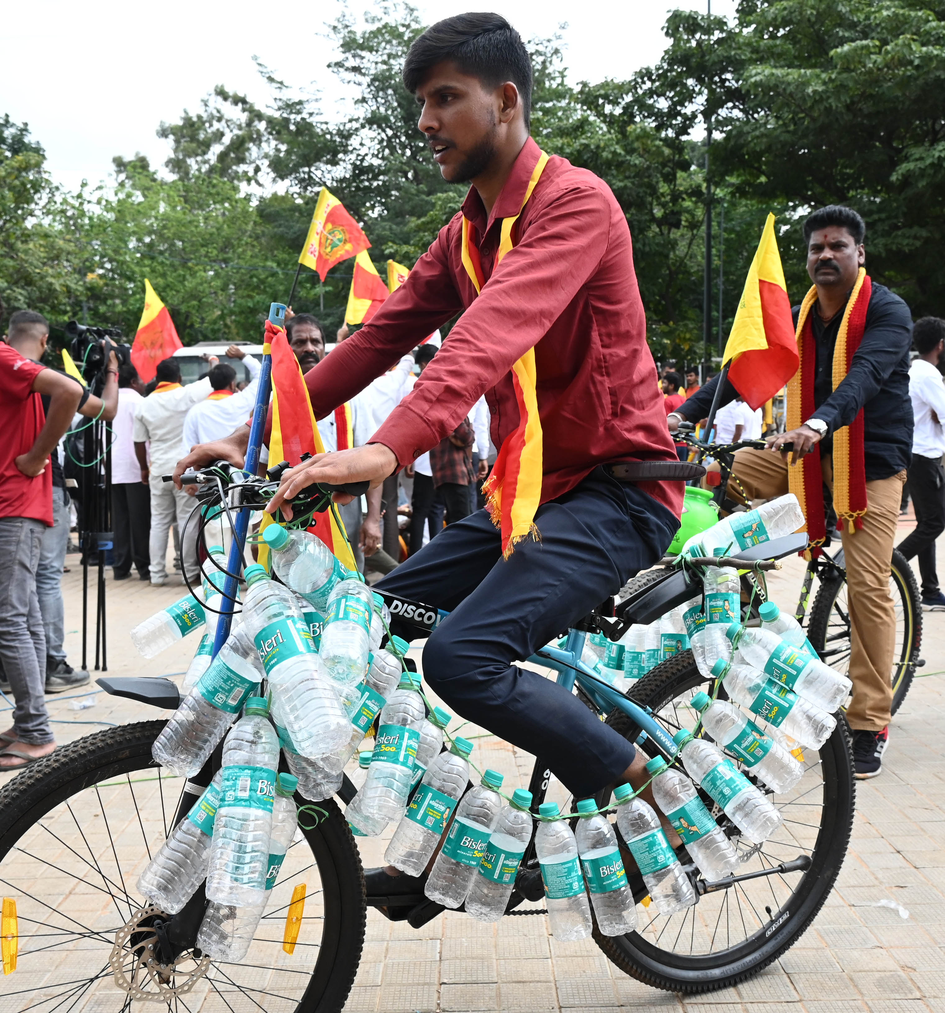ಸ್ವಾತಂತ್ರ್ಯ ಉದ್ಯಾನದಲ್ಲಿ ಪ್ರತಿಭಟನೆಯಲ್ಲಿ ಪಾಲ್ಗೊಂಡಿದ್ದ ಯುವಕರೊಬ್ಬರು ನೀರಿನ ಬಾಟಲಿಗಳನ್ನು ಕಟ್ಟಿದ್ದ ಸೈಕಲ್ ಸವಾರಿ ಮಾಡಿ ಗಮನ ಸೆಳೆದರು – ಪ್ರಜಾವಾಣಿ ಚಿತ್ರ