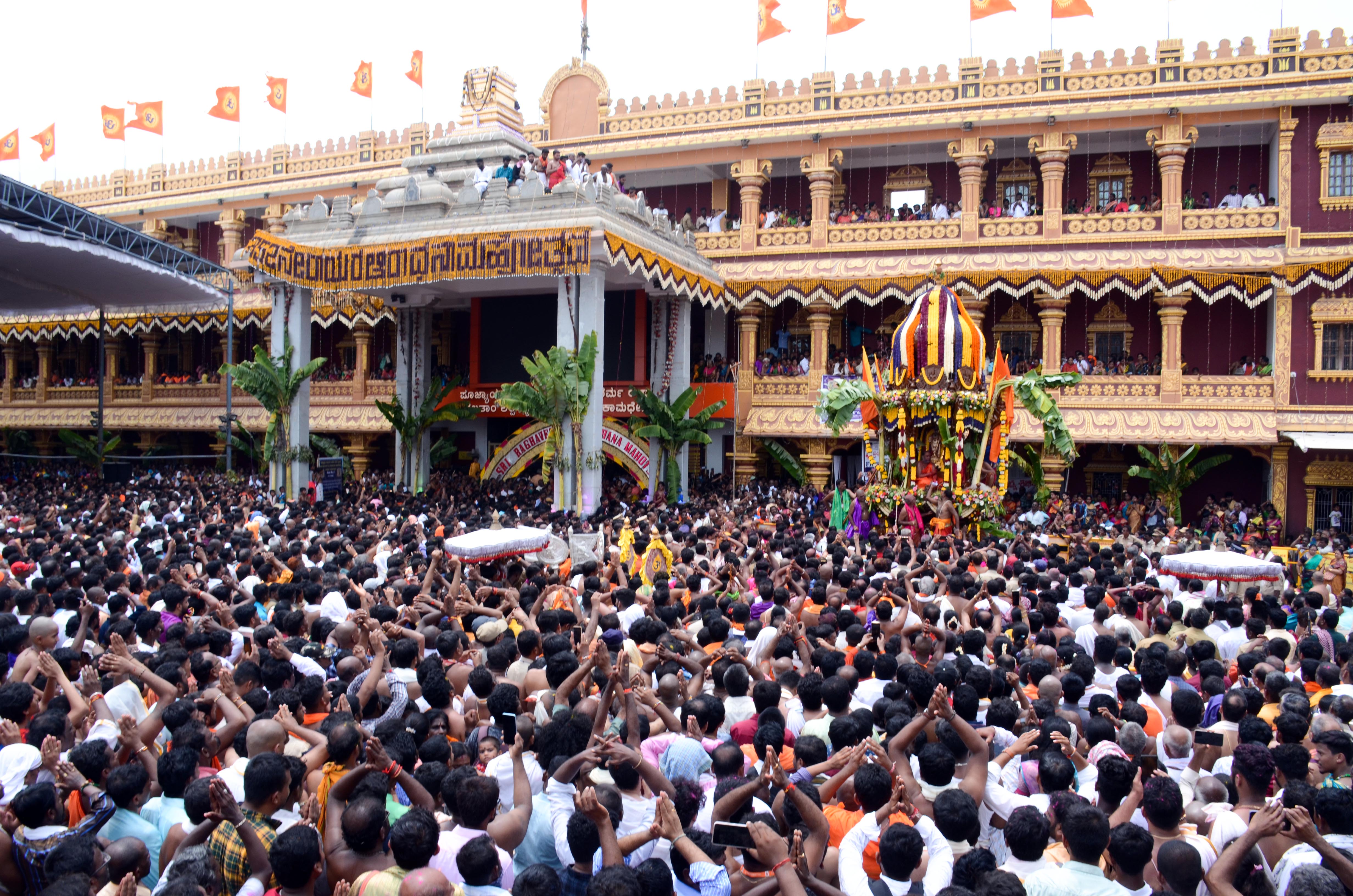 ಮಂತ್ರಾಲಯದ ರಾಜಬೀದಿಯಲ್ಲಿ ನಡೆದ ಮಹಾರಥೋತ್ಸವದಲ್ಲಿ ಸಾವಿರಾರು ಸಂಖ್ಯೆಯಲ್ಲಿ ಭಕ್ತರು ಪಾಲ್ಗೊಂಡಿದ್ದರು
