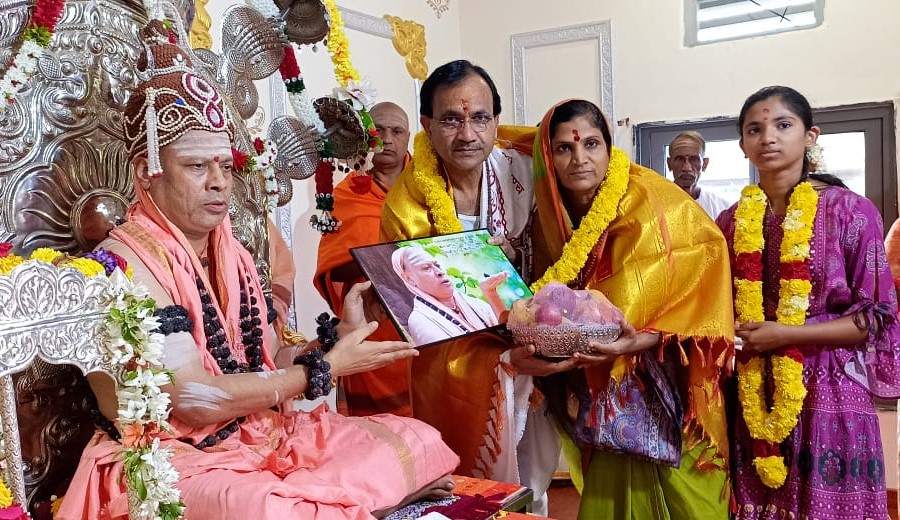 ಶ್ರಾವಣ ಸೋಮವಾರದ ಕೊನೆಯ ದಿನ ಕೇಂದ್ರ ಸಚಿವ ಭಗವಂತ ಖೂಬಾ ಅವರು ಕುಟುಂಬ ಸದಸ್ಯರೊಂದಿಗೆ ಶ್ರೀಶೈಲಕ್ಕೆ ತೆರಳಿ ಮಲ್ಲಿಕಾರ್ಜುನ ದೇವರ ದರ್ಶನ ಪಡೆದು ಶ್ರೀಶೈಲದ ಪೀಠಾಧಿಪತಿ ಚನ್ನಸಿದ್ದರಾಮ ಪಂಡಿತಾರಾಧ್ಯ ಶಿವಾಚಾರ್ಯ ಸ್ವಾಮೀಜಿ ಆಶೀರ್ವಾದ ಪಡೆದರು