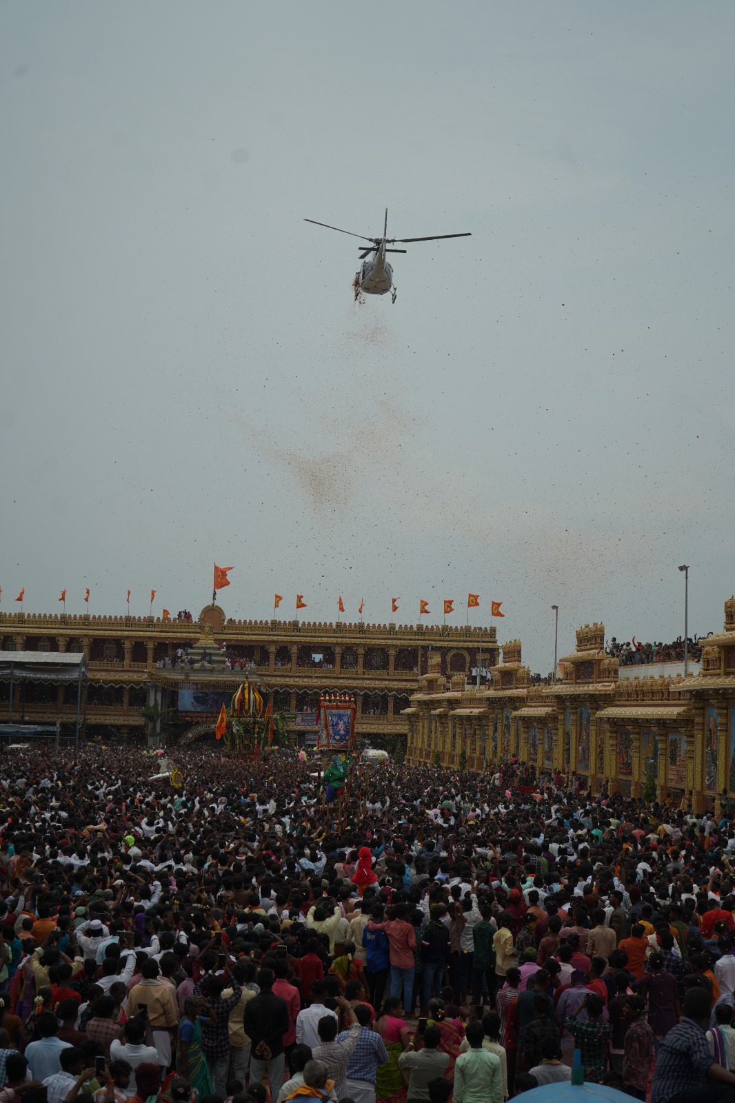 ಮಂತ್ರಾಲಯದ ರಾಜಬೀದಿಯಲ್ಲಿ ನಡೆದ ಮಹಾರಥೋತ್ಸವದ ಸಂದರ್ಭದಲ್ಲಿ ಹೆಲಿಕಾಪ್ಟರ್‌ ಮೂಲಕ ರಥಕ್ಕೆ ಶ್ರೀಗಳು ಪುಷ್ಪವೃಷ್ಟಿ ಮಾಡಿದರು