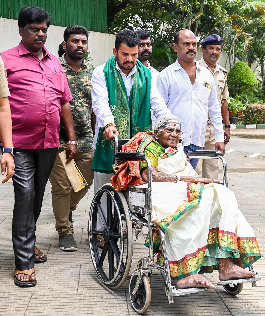 ಬೆಂಗಳೂರು:  ಪೊಲೀಸ್‌ ಕಮಿಷನರ್‌ ಕಚೇರಿ ಎದುರು ಸಾಲುಮರದ ತಿಮ್ಮಕ್ಕ ಪ್ರತಿಭಟನೆ

