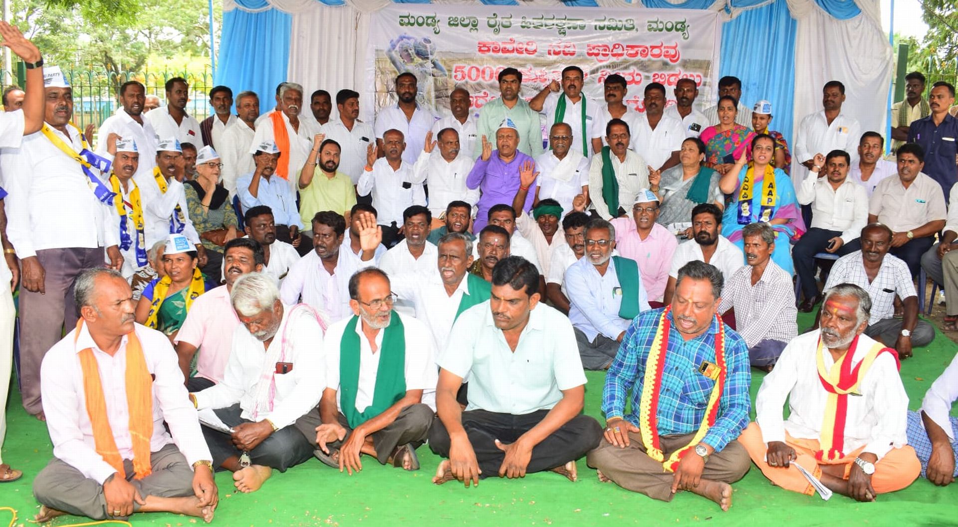 ಜಿಲ್ಲಾ ರೈತ ಹಿತರಕ್ಷಣಾ ಸಮಿತಿ ನಡೆಸುತ್ತಿರುವ ಹೋರಾಟಕ್ಕೆ ಎಎಪಿ ರಾಜ್ಯ ಘಟಕದ ಅಧ್ಯಕ್ಷ ಮುಖ್ಯಮಂತ್ರಿ ಚಂದ್ರು ಹಾಗೂ ಸದಸ್ಯರು ಬೆಂಬಲ ನೀಡಿದರು