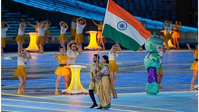19ನೇ ಏಷ್ಯನ್‌ ಕ್ರೀಡಾಕೂಟದ ಉದ್ಘಾಟನಾ ಸಮಾರಂಭದ ಪಥಸಂಚಲನದಲ್ಲಿ ತ್ರಿವರ್ಣ ಧ್ವಜ ಹಿಡಿದು ಭಾರತವನ್ನು ಮುನ್ನಡೆಸುತ್ತಿರುವ ಮಹಿಳಾ ಬಾಕ್ಸರ್‌ ಲವ್ಲಿನಾ ಬೊರ್ಗೊಹೈನ್‌ ಮತ್ತು ಭಾರತ ಪುರುಷರ ಹಾಕಿ ತಂಡದ ನಾಯಕ ಹರ್ಮನ್‌ಪ್ರೀತ್‌ ಸಿಂಗ್‌ 