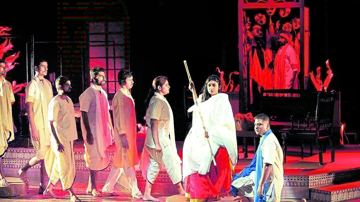 'ಲೋಕದ ಒಳ ಹೊರಗೆ' ನಾಟಕ: ವರ್ತಮಾನಕ್ಕೆ ಒಗ್ಗಿಸಿದ ಪ್ರಯೋಗ