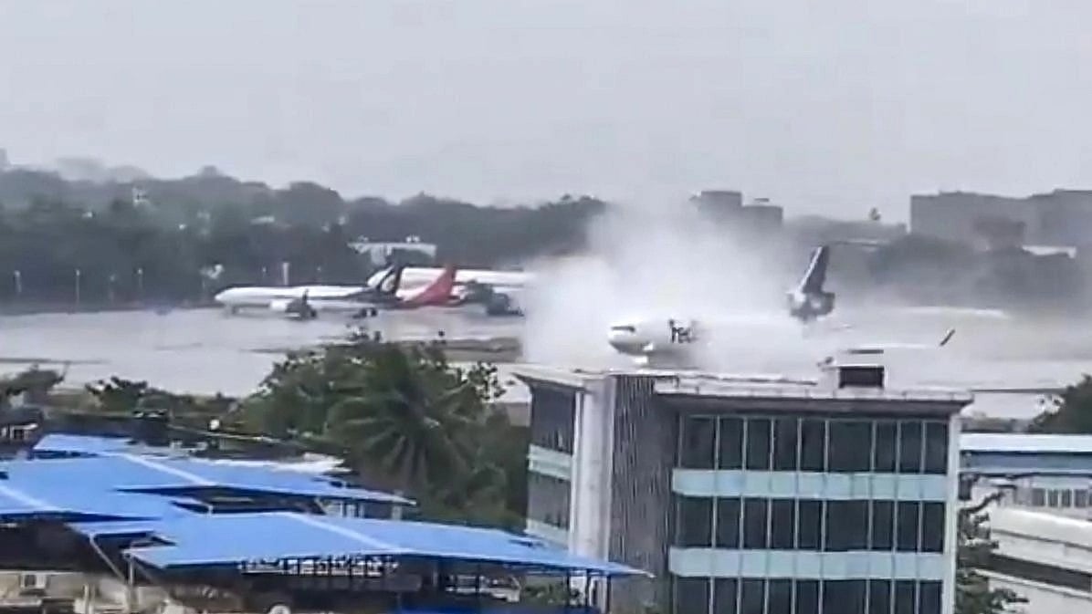 ಮುಂಬೈ | 8 ಮಂದಿಯಿದ್ದ ಲಘು ವಿಮಾನ ಲ್ಯಾಂಡಿಂಗ್‌ ವೇಳೆ ಅಪಘಾತ; ಮೂವರಿಗೆ ಗಾಯ