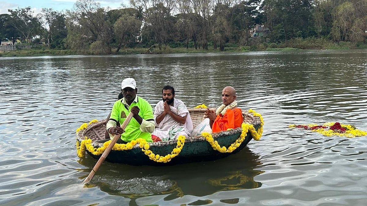 ಕಪಿಲಾ ನದಿಯಲ್ಲಿ ಪೇಜಾವರ ಶ್ರೀ ಸೀಮೋಲ್ಲಂಘನ