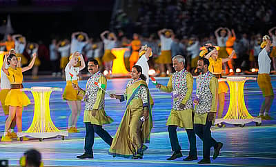 ಚೀನಾದ ಹ್ಯಾಂಗ್‌ಝೌ ಒಲಂಪಿಕ್ ಸ್ಪೋರ್ಟ್ಸ್ ಸೆಂಟರ್ ಸ್ಟೇಡಿಯಂನಲ್ಲಿ 19ನೇ ಏಷ್ಯನ್ ಕ್ರೀಡಾಕೂಟದ ಉದ್ಘಾಟನಾ ಸಮಾರಂಭದಲ್ಲಿ ಭಾರತೀಯ ಪಡೆ