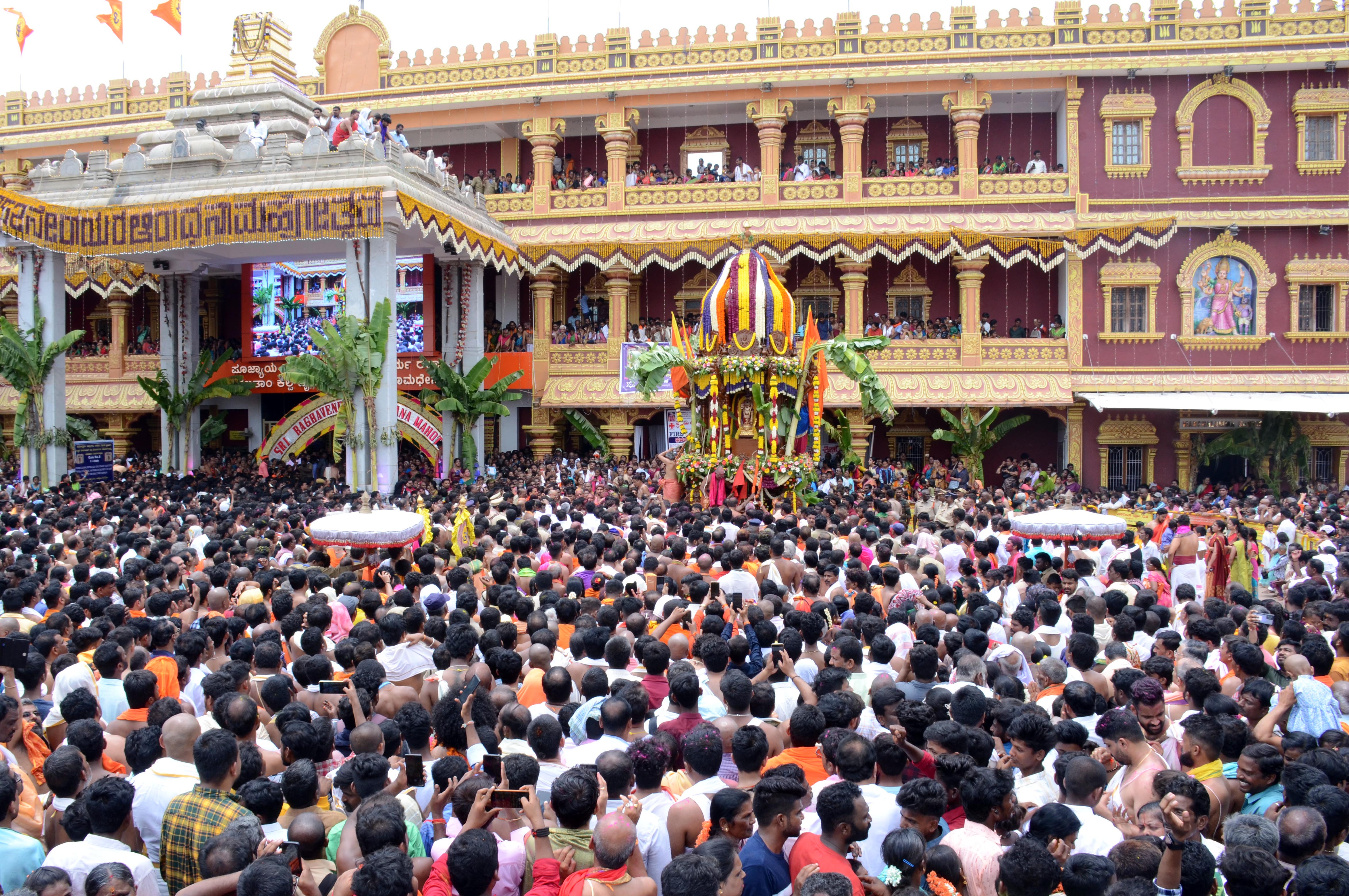 ಮಂತ್ರಾಲಯದ ರಾಜಬೀದಿಯಲ್ಲಿ ನಡೆದ ಮಹಾರಥೋತ್ಸವದಲ್ಲಿ ಸಾವಿರಾರು ಸಂಖ್ಯೆಯಲ್ಲಿ ಭಕ್ತರು ಪಾಲ್ಗೊಂಡಿದ್ದರು