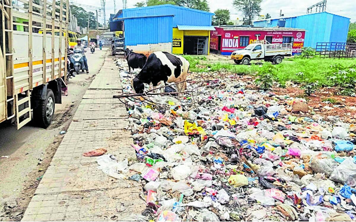 ಪೀಣ್ಯ ದಾಸರಹಳ್ಳಿ: ರಸ್ತೆಯ ಇಕ್ಕೆಲಗಳಲ್ಲಿ ಕಸದ ರಾಶಿ