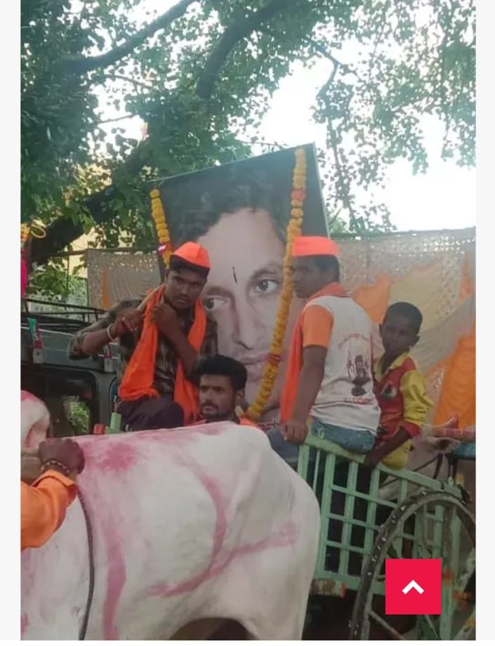 ಜೇವರ್ಗಿ ತಾಲ್ಲೂಕಿನ ಮಂದೇವಾಲ ಗ್ರಾಮದಲ್ಲಿ ಗುರುವಾರ ಭಗತ್ ಸಿಂಗ್‌ ಜನ್ಮದಿನಾಚರಣೆ ಮೆರವಣಿಗೆಯಲ್ಲಿ ನಾಥುರಾಮ್ ಗೋಡ್ಸೆ ಭಾವಚಿತ್ರವನ್ನು ಎತ್ತಿನ ಬಂಡಿಯಲ್ಲಿಟ್ಟು ಮೆರವಣಿಗೆ ಮಾಡಲಾಯಿತು